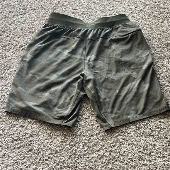 ❌NOT FOR SALE ❌Lululemon Green Camouflage Linerless Shorts - Picture 2 of 6